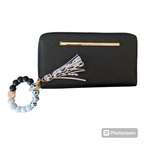 Steve Madden black and gold wristlet